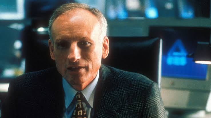 James Rebhorn, özellikle yardımcı karakterlerdeki güçlü performanslarıyla tanınan Amerikalı bir sinema, televizyon ve tiyatro oyuncusuydu. Kariyeri boyunca yüzlerce farklı karaktere hayat veren Rebhorn, çoğunlukla otorite sahibi, mesafeli, ciddi veya bürokratik kişilikleri canlandırmasıyla hafızalarda yer edinse de oyunculuk repertuvarı bundan çok daha genişti.