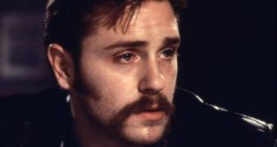 Amerikalı oyuncu Ron Eldard, özellikle 1990'lı ve 2000'li yıllarda sinema ve televizyon dünyasında dikkat çeken isimlerden biridir. Güçlü oyunculuğu, doğal ekran performansı ve farklı karakterlere uyum sağlayabilmesi sayesinde romantik dramalardan savaş filmlerine, suç yapımlarından televizyon dizilerine kadar pek çok farklı türde rol üstlenmiştir.