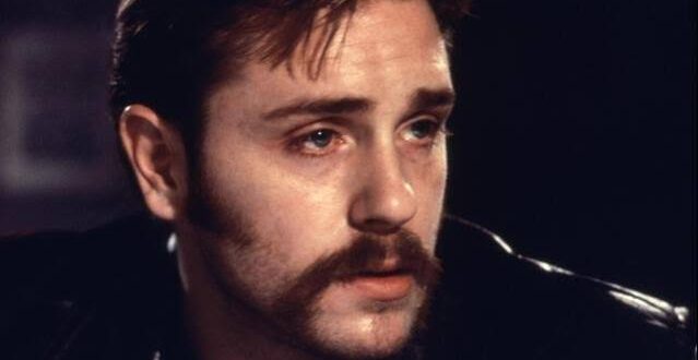 Amerikalı oyuncu Ron Eldard, özellikle 1990'lı ve 2000'li yıllarda sinema ve televizyon dünyasında dikkat çeken isimlerden biridir. Güçlü oyunculuğu, doğal ekran performansı ve farklı karakterlere uyum sağlayabilmesi sayesinde romantik dramalardan savaş filmlerine, suç yapımlarından televizyon dizilerine kadar pek çok farklı türde rol üstlenmiştir.