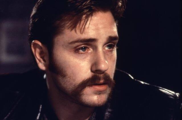 Amerikalı oyuncu Ron Eldard, özellikle 1990'lı ve 2000'li yıllarda sinema ve televizyon dünyasında dikkat çeken isimlerden biridir. Güçlü oyunculuğu, doğal ekran performansı ve farklı karakterlere uyum sağlayabilmesi sayesinde romantik dramalardan savaş filmlerine, suç yapımlarından televizyon dizilerine kadar pek çok farklı türde rol üstlenmiştir.