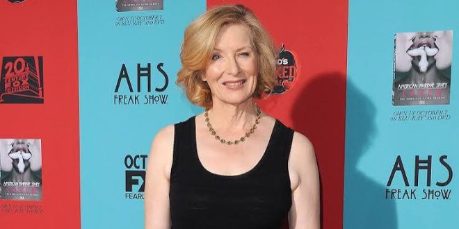 Amerikan sinema ve televizyonunun deneyimli karakter oyuncularından biri olan Frances Conroy, özellikle güçlü dramatik performansları ve sıra dışı karakter yorumlarıyla tanınır. Tiyatro sahnelerinde başlayan uzun soluklu kariyerini televizyon ve sinemaya taşıyan Conroy, farklı türlerde birbirinden oldukça farklı karakterlere hayat vermeyi başarmıştır.