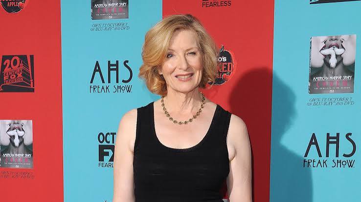 Amerikan sinema ve televizyonunun deneyimli karakter oyuncularından biri olan Frances Conroy, özellikle güçlü dramatik performansları ve sıra dışı karakter yorumlarıyla tanınır. Tiyatro sahnelerinde başlayan uzun soluklu kariyerini televizyon ve sinemaya taşıyan Conroy, farklı türlerde birbirinden oldukça farklı karakterlere hayat vermeyi başarmıştır.