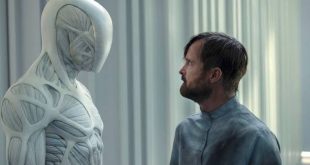 2016 yılında HBO ekranlarında izleyiciyle buluşan Westworld, bilimkurgu türünü felsefi sorgulamalar, gizem, gerilim ve Western atmosferiyle bir araya getiren iddialı televizyon dizilerinden biridir. Jonathan Nolan ve Lisa Joy tarafından geliştirilen yapım, Michael Crichton'un 1973 tarihli aynı adlı filminden esinlenir. Ancak dizi, kaynak materyalin temel fikrini alarak onu çok daha geniş bir hikâye evrenine taşır.