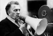 Federico Fellini, İtalyan sinemasının dünyaya kazandırdığı en önemli yönetmenlerden biri ve sinema tarihinin kendine özgü anlatım dili oluşturan sanatçılarından biridir. Gerçek yaşamı düşler, anılar, fanteziler ve grotesk karakterlerle bir araya getiren Fellini, klasik sinema anlatısının sınırlarını genişletmiştir. Onun filmlerinde gerçek ile hayal arasındaki çizgi çoğu zaman belirsizleşir; çocukluk anıları, kişisel korkular, arzular, toplumsal değişimler ve sanatçının iç dünyası aynı anlatının içerisinde buluşur.