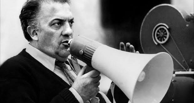 Federico Fellini, İtalyan sinemasının dünyaya kazandırdığı en önemli yönetmenlerden biri ve sinema tarihinin kendine özgü anlatım dili oluşturan sanatçılarından biridir. Gerçek yaşamı düşler, anılar, fanteziler ve grotesk karakterlerle bir araya getiren Fellini, klasik sinema anlatısının sınırlarını genişletmiştir. Onun filmlerinde gerçek ile hayal arasındaki çizgi çoğu zaman belirsizleşir; çocukluk anıları, kişisel korkular, arzular, toplumsal değişimler ve sanatçının iç dünyası aynı anlatının içerisinde buluşur.