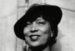 Zora Neale Hurston, Amerikan edebiyatının en önemli yazar, folklor araştırmacısı ve antropologlarından biridir. Özellikle Afrika kökenli Amerikalıların kültürel yaşamını, Güney Amerika'nın siyah topluluklarının geleneklerini, konuşma dilini ve folklorunu eserlerine taşımasıyla tanınır. Roman, öykü, deneme ve tiyatro gibi farklı türlerde eserler veren Hurston, aynı zamanda antropoloji alanındaki çalışmalarıyla da dikkat çekmiştir.