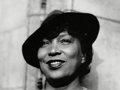 Zora Neale Hurston, Amerikan edebiyatının en önemli yazar, folklor araştırmacısı ve antropologlarından biridir. Özellikle Afrika kökenli Amerikalıların kültürel yaşamını, Güney Amerika'nın siyah topluluklarının geleneklerini, konuşma dilini ve folklorunu eserlerine taşımasıyla tanınır. Roman, öykü, deneme ve tiyatro gibi farklı türlerde eserler veren Hurston, aynı zamanda antropoloji alanındaki çalışmalarıyla da dikkat çekmiştir.