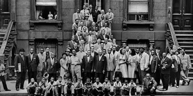 Harlem Rönesansı, 1920'li ve 1930'lu yıllarda Amerika Birleşik Devletleri'nde özellikle New York'un Harlem bölgesinde gelişen, Afrika kökenli Amerikalıların edebiyat, müzik, tiyatro, görsel sanatlar ve düşünce alanlarında ortaya koyduğu büyük kültürel hareket olarak tanımlanır. Yeni Zenci Hareketi olarak da adlandırılan bu dönem, siyah sanatçıların kendi kimliklerini, kültürlerini ve toplumsal deneyimlerini daha özgür biçimde ifade etmeye başladıkları önemli bir tarihsel süreçtir.