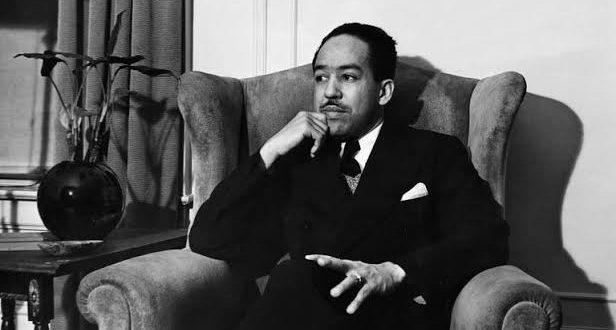 Langston Hughes, 20. yüzyıl Amerikan edebiyatının en etkili şairlerinden, yazarlarından ve kültür insanlarından biridir. Özellikle Harlem Rönesansı olarak bilinen kültürel hareketin önde gelen temsilcileri arasında yer alan Hughes, Afro-Amerikan toplumunun deneyimlerini edebiyatın merkezine taşımasıyla tanınır. Şiirlerinde ırkçılık, özgürlük, eşitlik, yoksulluk, umut, kimlik ve toplumsal adalet gibi konuları işlerken blues ve caz müziğinin ritminden de yoğun biçimde yararlanmıştır.