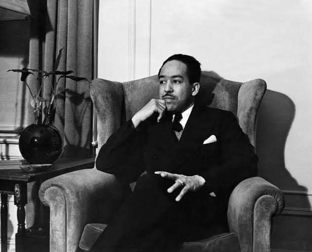 Langston Hughes, 20. yüzyıl Amerikan edebiyatının en etkili şairlerinden, yazarlarından ve kültür insanlarından biridir. Özellikle Harlem Rönesansı olarak bilinen kültürel hareketin önde gelen temsilcileri arasında yer alan Hughes, Afro-Amerikan toplumunun deneyimlerini edebiyatın merkezine taşımasıyla tanınır. Şiirlerinde ırkçılık, özgürlük, eşitlik, yoksulluk, umut, kimlik ve toplumsal adalet gibi konuları işlerken blues ve caz müziğinin ritminden de yoğun biçimde yararlanmıştır.