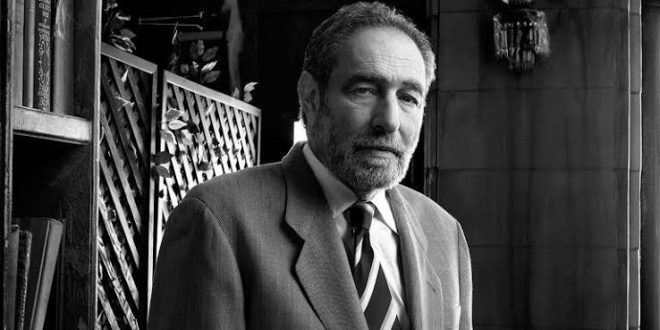 Sinema dünyasında bazı senaristler vardır; isimleri yönetmenler veya oyuncular kadar sık gündeme gelmese de yazdıkları hikâyeler filmlerin hafızalarda kalmasını sağlar. Eric Roth da bu isimlerin başında gelir. Yaklaşık yarım asırlık kariyerinde birbirinden farklı türlerde filmler için senaryolar kaleme alan Roth; insan hikâyelerini, tarihsel olayları, aşkı, politik çatışmaları ve kişisel trajedileri sinema diliyle buluşturmasıyla tanınır.