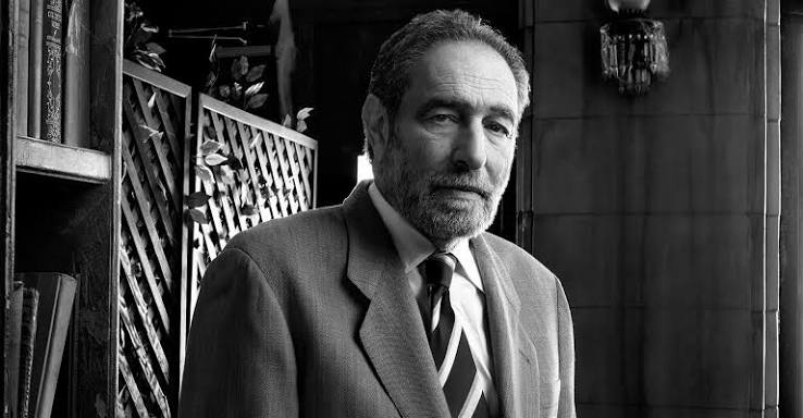 Sinema dünyasında bazı senaristler vardır; isimleri yönetmenler veya oyuncular kadar sık gündeme gelmese de yazdıkları hikâyeler filmlerin hafızalarda kalmasını sağlar. Eric Roth da bu isimlerin başında gelir. Yaklaşık yarım asırlık kariyerinde birbirinden farklı türlerde filmler için senaryolar kaleme alan Roth; insan hikâyelerini, tarihsel olayları, aşkı, politik çatışmaları ve kişisel trajedileri sinema diliyle buluşturmasıyla tanınır.