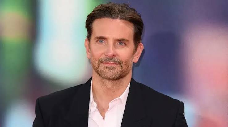 Hollywood sinemasında oyunculuktan yönetmenliğe uzanan kariyerleriyle dikkat çeken isimler arasında Bradley Cooper özel bir yere sahiptir. Başlangıçta televizyon dizileri ve komedi filmleriyle tanınan Amerikalı sanatçı, zaman içerisinde kariyerinin yönünü değiştirerek dramatik rollerdeki yeteneğini kanıtlamış, ardından yönetmenlik ve yapımcılık alanlarında da önemli işler ortaya koymuştur.