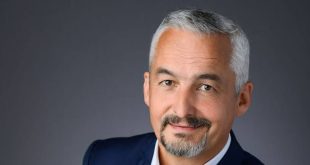 Fransız edebiyatının çağdaş ve üretken isimleri arasında yer alan Gilles Legardinier, mizahı, romantizmi, dramı, macerayı ve insan ilişkilerini aynı hikâyede buluşturmasıyla tanınan bir romancıdır. Eserlerinde gündelik hayatın küçük ayrıntılarından yola çıkarak aşk, dostluk, aile, yalnızlık, kayıp, umut ve ikinci şans gibi evrensel konuları işler. Bu yönüyle kitapları yalnızca eğlendiren metinler değil, aynı zamanda okuyucunun kendi hayatından izler bulabileceği samimi anlatılardır.