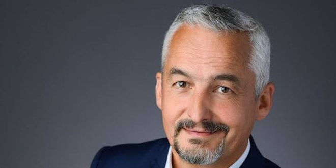Fransız edebiyatının çağdaş ve üretken isimleri arasında yer alan Gilles Legardinier, mizahı, romantizmi, dramı, macerayı ve insan ilişkilerini aynı hikâyede buluşturmasıyla tanınan bir romancıdır. Eserlerinde gündelik hayatın küçük ayrıntılarından yola çıkarak aşk, dostluk, aile, yalnızlık, kayıp, umut ve ikinci şans gibi evrensel konuları işler. Bu yönüyle kitapları yalnızca eğlendiren metinler değil, aynı zamanda okuyucunun kendi hayatından izler bulabileceği samimi anlatılardır.
