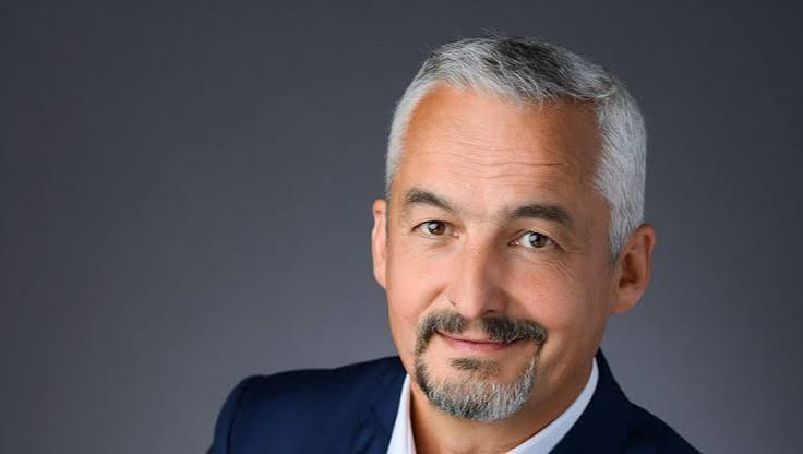 Fransız edebiyatının çağdaş ve üretken isimleri arasında yer alan Gilles Legardinier, mizahı, romantizmi, dramı, macerayı ve insan ilişkilerini aynı hikâyede buluşturmasıyla tanınan bir romancıdır. Eserlerinde gündelik hayatın küçük ayrıntılarından yola çıkarak aşk, dostluk, aile, yalnızlık, kayıp, umut ve ikinci şans gibi evrensel konuları işler. Bu yönüyle kitapları yalnızca eğlendiren metinler değil, aynı zamanda okuyucunun kendi hayatından izler bulabileceği samimi anlatılardır.
