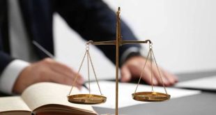 Katalog suçlar, Türk hukukunda kanun koyucunun belirli suç türlerini özel olarak sayarak, bu suçlara diğer suçlardan farklı bazı hukuki sonuçlar bağladığı suç gruplarını ifade eder. Ancak burada önemli bir ayrım vardır: “katalog suç” tek başına bir suç türü değildir. Bir suçun katalog suç olarak nitelendirilmesi, ilgili kanunda o suçun belirli bir hukuki kurum bakımından açıkça sayılmış olması anlamına gelir.