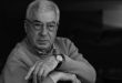 İspanyol sinemasının en güçlü senaristlerinden Rafael Azcona, sıradan insanların hayatlarını kara mizah, absürt durumlar ve toplumsal eleştiri aracılığıyla anlatmasıyla tanınan önemli bir sanatçıdır. Roman yazarı, mizahçı, karikatürist ve senarist kimliklerini aynı potada birleştiren Azcona, özellikle 20. yüzyılın ikinci yarısında İspanyol sinemasının gelişiminde belirleyici rol oynamıştır.
