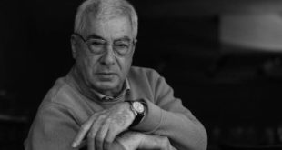 İspanyol sinemasının en güçlü senaristlerinden Rafael Azcona, sıradan insanların hayatlarını kara mizah, absürt durumlar ve toplumsal eleştiri aracılığıyla anlatmasıyla tanınan önemli bir sanatçıdır. Roman yazarı, mizahçı, karikatürist ve senarist kimliklerini aynı potada birleştiren Azcona, özellikle 20. yüzyılın ikinci yarısında İspanyol sinemasının gelişiminde belirleyici rol oynamıştır.
