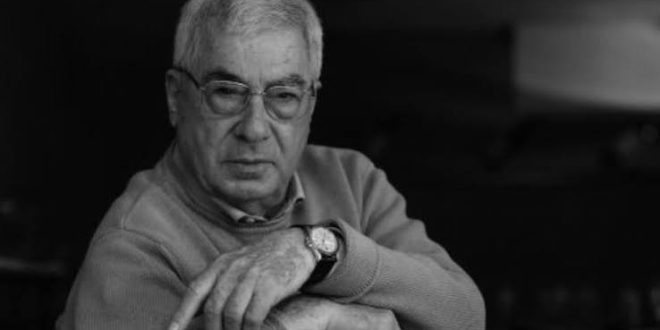 İspanyol sinemasının en güçlü senaristlerinden Rafael Azcona, sıradan insanların hayatlarını kara mizah, absürt durumlar ve toplumsal eleştiri aracılığıyla anlatmasıyla tanınan önemli bir sanatçıdır. Roman yazarı, mizahçı, karikatürist ve senarist kimliklerini aynı potada birleştiren Azcona, özellikle 20. yüzyılın ikinci yarısında İspanyol sinemasının gelişiminde belirleyici rol oynamıştır.