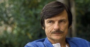 Andrey Tarkovski, dünya sinema tarihinin en özgün ve etkili yönetmenlerinden biridir. Rus sinemasının sınırlarını aşarak evrensel bir sinema dili geliştiren Tarkovski; zaman, hafıza, rüya, inanç, insan ruhu, doğa ve varoluş gibi konuları kendine özgü görsel anlatımıyla beyaz perdeye taşıdı. Filmlerinde klasik olay örgüsünden çok atmosfer, karakterlerin iç dünyası ve görüntülerin çağrışım gücü ön plana çıktı.