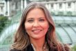 Ornella Muti, İtalyan sinemasının 1970'lerden itibaren uluslararası ölçekte tanınan en önemli kadın oyuncularından biridir. Güzelliği, zarif oyunculuk tarzı ve farklı türlerdeki yapımlarda üstlendiği rollerle Avrupa sinemasında kendine özgü bir yer edinen Muti, özellikle İtalyan komedileri, dramalar ve romantik filmlerle geniş kitlelere ulaşmıştır. Gerçek adı Francesca Romana Rivelli olan sanatçı, sinemada kullandığı Ornella Muti adıyla dünya çapında tanınmıştır.