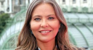 Ornella Muti, İtalyan sinemasının 1970'lerden itibaren uluslararası ölçekte tanınan en önemli kadın oyuncularından biridir. Güzelliği, zarif oyunculuk tarzı ve farklı türlerdeki yapımlarda üstlendiği rollerle Avrupa sinemasında kendine özgü bir yer edinen Muti, özellikle İtalyan komedileri, dramalar ve romantik filmlerle geniş kitlelere ulaşmıştır. Gerçek adı Francesca Romana Rivelli olan sanatçı, sinemada kullandığı Ornella Muti adıyla dünya çapında tanınmıştır.
