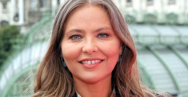 Ornella Muti, İtalyan sinemasının 1970'lerden itibaren uluslararası ölçekte tanınan en önemli kadın oyuncularından biridir. Güzelliği, zarif oyunculuk tarzı ve farklı türlerdeki yapımlarda üstlendiği rollerle Avrupa sinemasında kendine özgü bir yer edinen Muti, özellikle İtalyan komedileri, dramalar ve romantik filmlerle geniş kitlelere ulaşmıştır. Gerçek adı Francesca Romana Rivelli olan sanatçı, sinemada kullandığı Ornella Muti adıyla dünya çapında tanınmıştır.