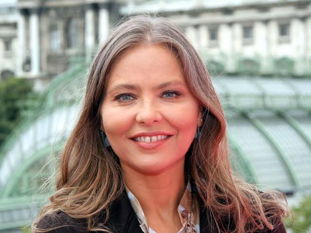 Ornella Muti, İtalyan sinemasının 1970'lerden itibaren uluslararası ölçekte tanınan en önemli kadın oyuncularından biridir. Güzelliği, zarif oyunculuk tarzı ve farklı türlerdeki yapımlarda üstlendiği rollerle Avrupa sinemasında kendine özgü bir yer edinen Muti, özellikle İtalyan komedileri, dramalar ve romantik filmlerle geniş kitlelere ulaşmıştır. Gerçek adı Francesca Romana Rivelli olan sanatçı, sinemada kullandığı Ornella Muti adıyla dünya çapında tanınmıştır.