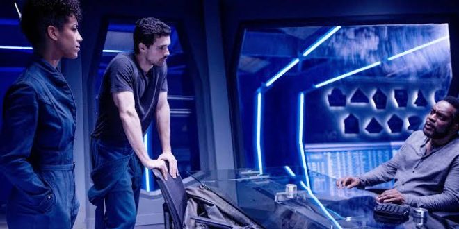 The Expanse, Daniel Abraham ve Ty Franck tarafından kaleme alınan roman serisinden televizyona uyarlanan, Mark Fergus ve Hawk Ostby tarafından geliştirilen Amerikan bilimkurgu dizisidir. İlk bölümü 23 Kasım 2015'te Syfy ekranlarında yayınlanan yapım, ilerleyen yıllarda televizyon bilimkurgusunun en dikkat çekici örneklerinden biri haline gelmiştir.