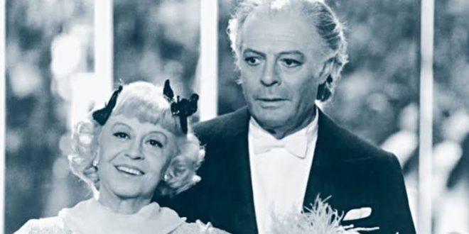 Bernardino Zapponi, 20. yüzyıl İtalyan kültür ve sinema dünyasının en dikkat çekici yazarlarından, mizahçılarından ve senaristlerinden biridir. Özellikle Federico Fellini ile gerçekleştirdiği uzun soluklu yaratıcı ortaklıkla tanınan Zapponi, İtalyan sinemasının gerçeküstü, grotesk ve kara mizaha dayanan anlatı geleneğinin gelişmesinde önemli rol oynadı.