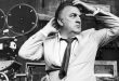 Federico Fellini, sinema tarihinin en özgün yönetmenlerinden biri olarak yalnızca İtalyan sinemasını değil, dünya sinemasının anlatım dilini de derinden etkileyen bir sanatçıdır. Filmlerinde gerçek ile hayal, anı ile fantezi, mizah ile trajedi ve bireysel deneyim ile toplumsal gözlem arasında sürekli bir geçiş kuran Fellini, klasik sinema anlatısının sınırlarını zorladı.