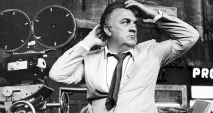 Federico Fellini, sinema tarihinin en özgün yönetmenlerinden biri olarak yalnızca İtalyan sinemasını değil, dünya sinemasının anlatım dilini de derinden etkileyen bir sanatçıdır. Filmlerinde gerçek ile hayal, anı ile fantezi, mizah ile trajedi ve bireysel deneyim ile toplumsal gözlem arasında sürekli bir geçiş kuran Fellini, klasik sinema anlatısının sınırlarını zorladı.