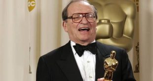 Sidney Lumet, Amerikan sinemasının en etkili yönetmenleri arasında yer alan ve özellikle adalet, suç, ahlak, kurumsal yozlaşma, bireysel sorumluluk ve toplumsal baskı gibi konuları gerçekçi bir anlatımla beyaz perdeye taşıyan önemli bir sinemacıdır. Kariyeri boyunca farklı türlerde filmler çekmesine rağmen onun adını sinema tarihinde kalıcı hale getiren en önemli özellik, insanı merkeze alan, güçlü karakter çatışmalarına dayalı ve toplumsal meseleleri sorgulayan yönetmenlik anlayışıdır.