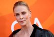 Charlize Theron, Hollywood sinemasının en tanınmış ve çok yönlü oyuncularından biri olarak öne çıkan Güney Afrikalı-Amerikalı sinema sanatçısı, yapımcı ve modeldir. Güzelliğiyle dikkat çekerek başladığı kariyerini yalnızca fiziksel görünüm üzerinden şekillendirmeyen Theron, zaman içerisinde birbirinden oldukça farklı karakterlere hayat vererek güçlü bir oyunculuk kimliği oluşturmuştur.