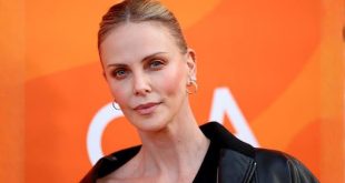 Charlize Theron, Hollywood sinemasının en tanınmış ve çok yönlü oyuncularından biri olarak öne çıkan Güney Afrikalı-Amerikalı sinema sanatçısı, yapımcı ve modeldir. Güzelliğiyle dikkat çekerek başladığı kariyerini yalnızca fiziksel görünüm üzerinden şekillendirmeyen Theron, zaman içerisinde birbirinden oldukça farklı karakterlere hayat vererek güçlü bir oyunculuk kimliği oluşturmuştur.