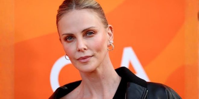 Charlize Theron, Hollywood sinemasının en tanınmış ve çok yönlü oyuncularından biri olarak öne çıkan Güney Afrikalı-Amerikalı sinema sanatçısı, yapımcı ve modeldir. Güzelliğiyle dikkat çekerek başladığı kariyerini yalnızca fiziksel görünüm üzerinden şekillendirmeyen Theron, zaman içerisinde birbirinden oldukça farklı karakterlere hayat vererek güçlü bir oyunculuk kimliği oluşturmuştur.
