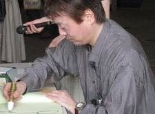 Japon animasyon tarihinde bazı sanatçılar, isimleri izleyici tarafından her zaman bilinmese de ortaya çıkan eserlerin görsel kimliğinde büyük pay sahibidir. Yasuhiro Nakura da bu sanatçılardan biridir. Uzun yıllara yayılan kariyeri boyunca animatörlük, karakter tasarımı, animasyon yönetmenliği, storyboard, layout ve illüstrasyon gibi pek çok alanda çalışan Nakura; farklı dönemlerin anime anlayışlarını birbirine bağlayan deneyimli isimlerden biri olmuştur.