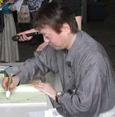 Japon animasyon tarihinde bazı sanatçılar, isimleri izleyici tarafından her zaman bilinmese de ortaya çıkan eserlerin görsel kimliğinde büyük pay sahibidir. Yasuhiro Nakura da bu sanatçılardan biridir. Uzun yıllara yayılan kariyeri boyunca animatörlük, karakter tasarımı, animasyon yönetmenliği, storyboard, layout ve illüstrasyon gibi pek çok alanda çalışan Nakura; farklı dönemlerin anime anlayışlarını birbirine bağlayan deneyimli isimlerden biri olmuştur.