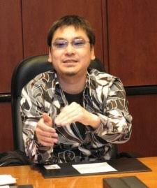 Japon manga sanatının geniş dünyasında bazı sanatçılar, yalnızca popüler serileriyle değil, kendilerine özgü hikâye anlatma biçimleriyle de dikkat çeker. Hideyuki Yonehara, özellikle macera, aksiyon, fantastik kurgu ve güçlü karakter anlatımıyla tanınan Japon mangakalardan biridir. Kariyerine 1980'lerin sonunda başlayan Yonehara, uzun yıllar boyunca farklı türlerde eserler üretmiş ve özellikle Full Ahead! Coco serisiyle manga okurlarının hafızasında kendine önemli bir yer edinmiştir.