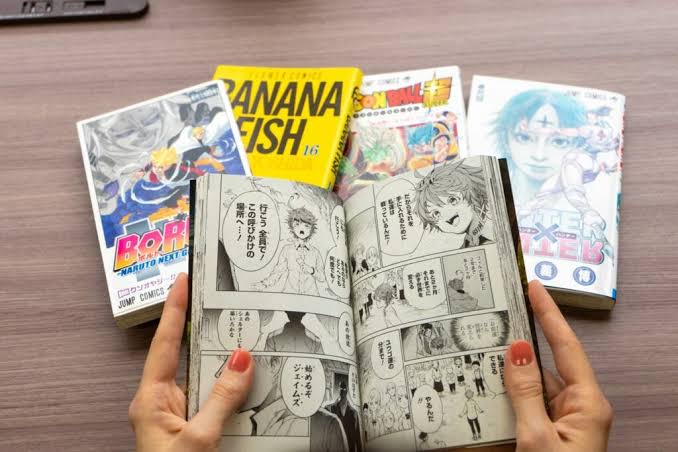 Manga nedir? sorusu, Japon çizgi roman kültürünü anlamak isteyenlerin en sık araştırdığı konuların başında gelir. Manga, en genel anlamıyla Japonya'da ortaya çıkan ve kendine özgü çizim, anlatım ve yayıncılık gelenekleri bulunan çizgi roman eserlerinin genel adıdır. Bununla birlikte manga yalnızca siyah beyaz çizimlerden oluşan çizgi romanlar anlamına gelmez. Japon toplumunun tarihini, kültürünü, mizahını, estetik anlayışını ve sosyal değişimlerini yansıtan oldukça geniş bir sanat ve anlatı alanıdır.