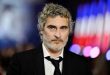 Sinema dünyasında bazı oyuncular yalnızca canlandırdıkları karakterlerle değil, oyunculuğa yaklaşım biçimleriyle de iz bırakır. Joaquin Phoenix bu isimlerin başında gelir. Çocuk yaşta kamera karşısına geçen sanatçı, yıllar içinde Hollywood'un en sıra dışı ve saygın oyuncularından birine dönüşmüştür. Özellikle psikolojik açıdan karmaşık karakterleri yorumlama biçimi, fiziksel dönüşümleri ve risk almaktan çekinmeyen kariyer tercihleriyle dikkat çeken Phoenix, farklı sinema türleri arasında başarılı bir şekilde geçiş yapmıştır.