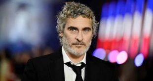 Sinema dünyasında bazı oyuncular yalnızca canlandırdıkları karakterlerle değil, oyunculuğa yaklaşım biçimleriyle de iz bırakır. Joaquin Phoenix bu isimlerin başında gelir. Çocuk yaşta kamera karşısına geçen sanatçı, yıllar içinde Hollywood'un en sıra dışı ve saygın oyuncularından birine dönüşmüştür. Özellikle psikolojik açıdan karmaşık karakterleri yorumlama biçimi, fiziksel dönüşümleri ve risk almaktan çekinmeyen kariyer tercihleriyle dikkat çeken Phoenix, farklı sinema türleri arasında başarılı bir şekilde geçiş yapmıştır.