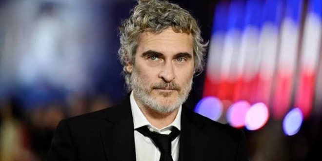 Sinema dünyasında bazı oyuncular yalnızca canlandırdıkları karakterlerle değil, oyunculuğa yaklaşım biçimleriyle de iz bırakır. Joaquin Phoenix bu isimlerin başında gelir. Çocuk yaşta kamera karşısına geçen sanatçı, yıllar içinde Hollywood'un en sıra dışı ve saygın oyuncularından birine dönüşmüştür. Özellikle psikolojik açıdan karmaşık karakterleri yorumlama biçimi, fiziksel dönüşümleri ve risk almaktan çekinmeyen kariyer tercihleriyle dikkat çeken Phoenix, farklı sinema türleri arasında başarılı bir şekilde geçiş yapmıştır.