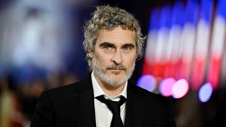 Sinema dünyasında bazı oyuncular yalnızca canlandırdıkları karakterlerle değil, oyunculuğa yaklaşım biçimleriyle de iz bırakır. Joaquin Phoenix bu isimlerin başında gelir. Çocuk yaşta kamera karşısına geçen sanatçı, yıllar içinde Hollywood'un en sıra dışı ve saygın oyuncularından birine dönüşmüştür. Özellikle psikolojik açıdan karmaşık karakterleri yorumlama biçimi, fiziksel dönüşümleri ve risk almaktan çekinmeyen kariyer tercihleriyle dikkat çeken Phoenix, farklı sinema türleri arasında başarılı bir şekilde geçiş yapmıştır.