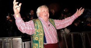 Ken Russell, İngiliz sinemasının en sıra dışı, tartışmalı ve yaratıcı yönetmenlerinden biridir. Görsel açıdan cesur anlatımı, müzikle kurduğu güçlü ilişki, biyografik filmlerde gerçek ile hayal arasındaki sınırları ortadan kaldırması ve toplumsal tabulara meydan okuyan yaklaşımıyla tanınan Russell, özellikle 1970'li yıllarda dünya sinemasında kendine özgü bir yer edinmiştir. Yönetmen; Women in Love, The Devils, Mahler, Tommy, Altered States ve Gothic gibi yapımlarla sinema tarihine damga vurmuştur.