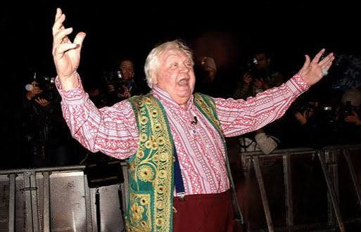 Ken Russell, İngiliz sinemasının en sıra dışı, tartışmalı ve yaratıcı yönetmenlerinden biridir. Görsel açıdan cesur anlatımı, müzikle kurduğu güçlü ilişki, biyografik filmlerde gerçek ile hayal arasındaki sınırları ortadan kaldırması ve toplumsal tabulara meydan okuyan yaklaşımıyla tanınan Russell, özellikle 1970'li yıllarda dünya sinemasında kendine özgü bir yer edinmiştir. Yönetmen; Women in Love, The Devils, Mahler, Tommy, Altered States ve Gothic gibi yapımlarla sinema tarihine damga vurmuştur.