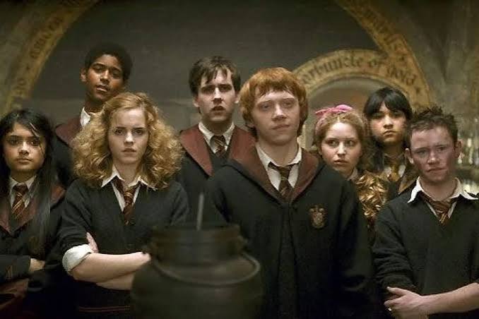 Harry Potter ve Melez Prens, Harry Potter film serisinin altıncı yapımı olarak, büyücülük dünyasında dengelerin tamamen değişmeye başladığı bir dönemi beyaz perdeye taşıyor. J. K. Rowling’in aynı adlı romanından uyarlanan film, serinin önceki halkalarına göre daha karanlık, daha melankolik ve karakterlerin iç dünyasına daha fazla odaklanan bir anlatım sunuyor.