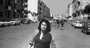 Mamma Roma, İtalyan sinemasının en özgün yönetmenlerinden Pier Paolo Pasolini tarafından 1962 yılında çekilen önemli bir dram filmidir. Başrolünde unutulmaz oyuncu Anna Magnani'nin yer aldığı yapım, geçmişini geride bırakmaya çalışan bir annenin yeni bir hayat kurma mücadelesini merkezine alır. Pasolini, kişisel bir aile hikâyesinden yola çıkarak yoksulluk, sınıf farklılıkları, toplumsal dışlanma, annelik, geçmişten kurtulma arzusu ve değişen İtalya gibi çok daha geniş meseleleri tartışmaya açar.