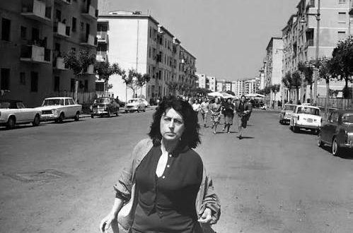 Mamma Roma, İtalyan sinemasının en özgün yönetmenlerinden Pier Paolo Pasolini tarafından 1962 yılında çekilen önemli bir dram filmidir. Başrolünde unutulmaz oyuncu Anna Magnani'nin yer aldığı yapım, geçmişini geride bırakmaya çalışan bir annenin yeni bir hayat kurma mücadelesini merkezine alır. Pasolini, kişisel bir aile hikâyesinden yola çıkarak yoksulluk, sınıf farklılıkları, toplumsal dışlanma, annelik, geçmişten kurtulma arzusu ve değişen İtalya gibi çok daha geniş meseleleri tartışmaya açar.